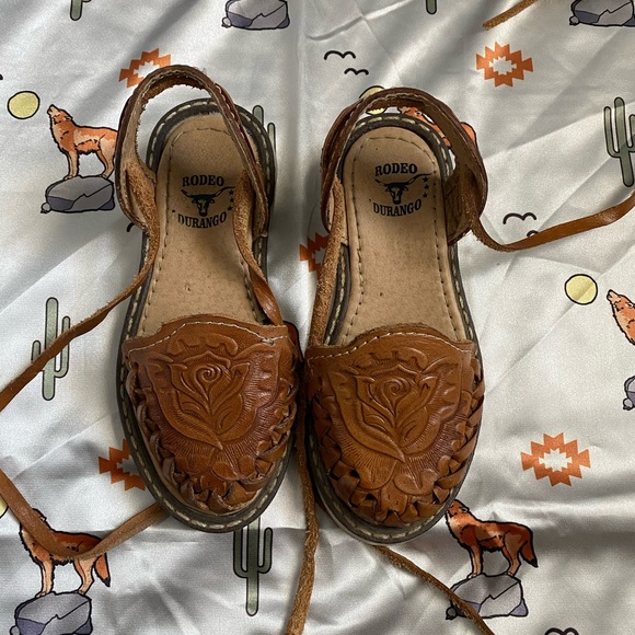 Girls Toddler Rose Stamped Lace Up Leather Huarache Sandals - Picture 4 of 4